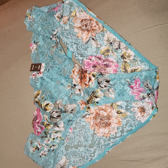 Intimate - Picture 5 of 5